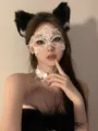 Vue detaille de l'ensemble de coiffure chat BXA avec masque en dentelle et collier chic. - Ensemble Trois Pièces Reine / Blanc