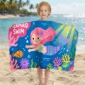 Detailansicht eines Mikrofaser-Kinderbadetuchs mit buntem Cartoon-Meerjungfrau-Print - 80*130cm / Dunkelblauer Meerjungfrau-Stil (STJ202610)