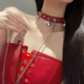 Girocollo in pelle rossa con campanelli in metallo e catena, accessorio moda elegante. - Girocollo rosso con campanellino singolo