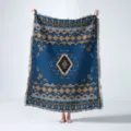 Vista completa de una manta tejida bohemia azul con patrones geométricos étnicos y borlas. - 130x160cm / Estilo Geométrico Azul (XT2023-4)