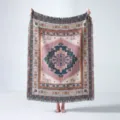 Vista completa de una manta tejida bohemia con patrones tribales y adornos de flecos - Tótem Bohemio (XT2022-35) / 130x160cm