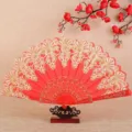 Eventail pliant rouge de style chinois avec motifs en dentelle dorée et support pour danse - Rouge