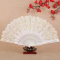 Éventail pliant de style chinois avec dentelle blanche et paillettes dorées et support. - Blanc