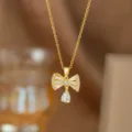 Detailansicht der goldenen Schleifen-Halskette mit tropfenförmigem Zirkon-Anhänger - Strass Schleife Halskette (9365)