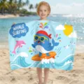 Kind hält Mikrofaser-Strandtuch mit süßem surfendem Wal-Cartoon am sonnigen Strand - 80*130cm / Hellblauer Wal-Stil (STJ202615)