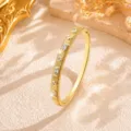 Detailopname van een gouden vintage armand met gestructureerd design en sprankelende stenen. - Goud Vintage Gestructureerd Trapezium Diamant Armband