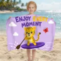 Mikrofaser Strandtuch mit Cartoon-Leopard beim Paddeln von einem Kind am Strand - 80*130cm / Lila Leoparden-Stil (STJ202606)