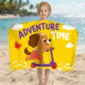 Mikrofaser-Strandtuch schnelltrocknend mit süßem Comic-Hund auf einem Roller für Kinder - 80*130cm / Gelber Hunde-Stil (STJ202607)