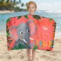 Detailansicht eines Mikrofaser-Strandtuchs mit einem Cartoon-Elefanten und Blättern - 80*130cm / Korallenrosa Elefanten-Stil (STJ202618)
