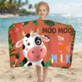 Kind hält ein Mikrofaser-Strandtuch mit süßem Cartoon-Kuh- und Flamingo-Druckmotiv - 80*130cm / Oranger Kuh-Stil (STJ202625)
