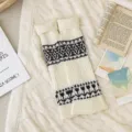 Gezellige gebreide beenwarmers in off-white met zwart patroon, ideaal voor de winter. - Eén maat / Beige