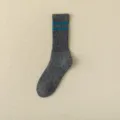 Herren verdickte warme Frottee Sportsocken mittelhoch in Dunkelgrau mit blauen Streifen - Grau