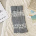 Grijs gebreide beenwarmers met Noorse patronen en tulpenontwerp, gezellige wintersokken. - Eén maat / Lichtgrijs