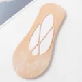 Sommer Damen dünne flache unsichtbare Bootssocken mit Hohlriemen und Schmetterlingsmuster. - Einheitsgröße / Hautfarben