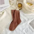 Gemütliche braune Zopfmuster Wollsocken für Damen, dicke warme Wintersocken im Retro Stil - Einheitsgröße (35-40) / Braun