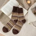Calze da donna in lana Fair Isle rétro con motivo a rombi, calde e accoglienti per l'inverno. - Marrone scuro