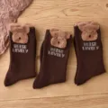 Braune Plüschbärchen-Mittelsocken aus Federgarn, kuscheliges Winter-Modeaccessoire. - Brauner Bär