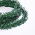 Primo piano di ghirlanda di pino verde artificiale per imballaggio floreale fai da te - Larghezza 3 / Verde