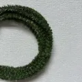 Dettaglio macro di nastro di rafia verde scuro da 5,5 m per confezioni regalo fai da te. - Larghezza 1cm / Verde