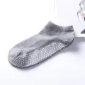 Men grey anti-slip yoga socks with white dots, breathable fitness socks for home floor. - One Size / Light Gray