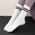 White five-toe yoga socks with black stripes and non-slip grip dots for fitness running pilates - One Size / White