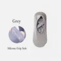 Chaussettes de yoga antidérapantes grises avec brides croisées et picots en silicone. - Taille unique / Gris