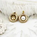 Gedetailleerde vergelijking van 18K vergulde ronde hangerzettingen voor en na parelmontage - Strass Gedraaid Rond / 16.7*19mm / Goud