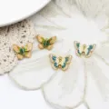 Nahaufnahme von eleganten Emaille-Schmetterlingsanhängern mit Strass für DIY-Schmuck - Rosa Grüne Schmetterling / 12.7x16.7mm / 18K-Gold