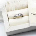 Nahaufnahme eines silberfarbenen Kupfer-DIY-Ringrohlings für Perlen mit Mikropavé-Steinen - Zirkonia-Stil / 7mm Leere Schale / Silber