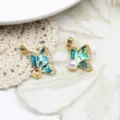 Detailansicht von blauen Emaille-Schmetterlingsanhängern mit 18 Karat Vergoldung für DIY. - Blaugrüner Schiefer Schmetterling / 14.2x23mm / 18K-Gold