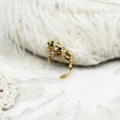 Macro view of a 18K gold plated leopard-shaped pearl pendant mount accessory. - Cheetah / 16*21mm / Gold