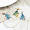 Detailansicht der Emaille-Schmetterlingsanhänger mit filigranen blau-grünen Flügeln - Blaugrüner Schmetterling / 15x20.5mm / Weißgold