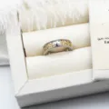 Detaillierte Makroansicht des mikroverzierten Sternrings mit einer DIY-Perlenbasis - Zweifarbiger Hohlspitzenstil / 5.5mm Leere Schale