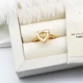 Nahaufnahme einer goldenen geometrischen Ringfassung in einer weißen Schmuckschatulle - Perlmutt Dreieck Stil / 12.7mm Leere Schale / Gold