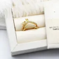 Nahaufnahme eines goldenen V-förmigen Doppelrings mit Mikropflastersteinen und Perlenfassung - Doppelschichtiger Spitzstil / 10.5mm Leere Schale / Gold