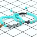Gedetailleerd overzicht van turkoois bewerkte kralenarmbanden met kruishangers en verstelbaar koord. - Stijl 8