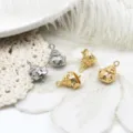 Makro-Detailansicht der texturierten, gold und silber beschichteten Anhänger für DIY-Schmuck - 11x13mm