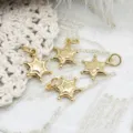 Detailansicht von vier goldenen sternförmigen Anhängern für DIY-Ketten und Ohrringe. - Hexagramm Stern (10.5x14.3mm) / 4 Stück/Packung / Gold