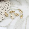 Detailansicht von goldenen Mini Dollarzeichen Anhängern für DIY Schmuckherstellung Basteln - Dollarzeichen (5.3x11mm) / 6 Stück/Packung / Gold