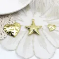 Vista detallada de dijes de corazón y estrella de mar en cobre chapado en oro de 18K - Corazón Grande Hundido / 27*30mm / Dorado