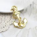 Detalle de un colgante de ancla dorada para joyería con textura de cuerda retorcida - Ancla Hueca Sobredimensionada / 33.3*55.3mm / Dorado