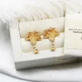 Vista dettagliata di eleganti orecchini a foglia d'acero dorati con cristalli ambra - Maple Leaf 1 Pair (18.2*27.5mm) / Oro