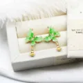Primo piano dettagliato di orecchini a farfalla in cristallo verde con base d'oro - Butterfly 1 Pair (17.7*31mm) / Verde