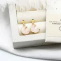 Dettaglio di eleganti orecchini a luna in cristallo rosa in un portagioie crema - Moon 1 Pair (11.7*24mm) / Rosa