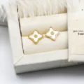 Dettaglio macro del supporto per orecchini a stella in oro 18K con inserto in conchiglia - Paio di Stelle a Quattro Angoli / 14x14mm