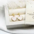 Vista dettagliata di eleganti orecchini a cuore in cristallo rosa con ago in argento S925 - Heart 1 Pair (14.5*22mm) / Rosa