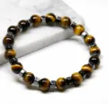Detailaufnahme von Tigerauge Perlen Armband mit Metallwuerfeln fuer Yoga und Freizeitmode. - Gelber Tigerauge-Stil