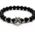Vista dettagliata del bracciale di perline nere con ciondolo drago in argento e distanziatori. - Testa di Drago Argentata / Nero