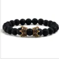 Bracelet de perles en pierre de lave noire avec des breloques couronne d'or pour yoga. - Pierre de lave
