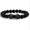 Vue détaillée du bracelet de yoga en pierre de lave noire avec perles couronne argentées. - Pierre de lave